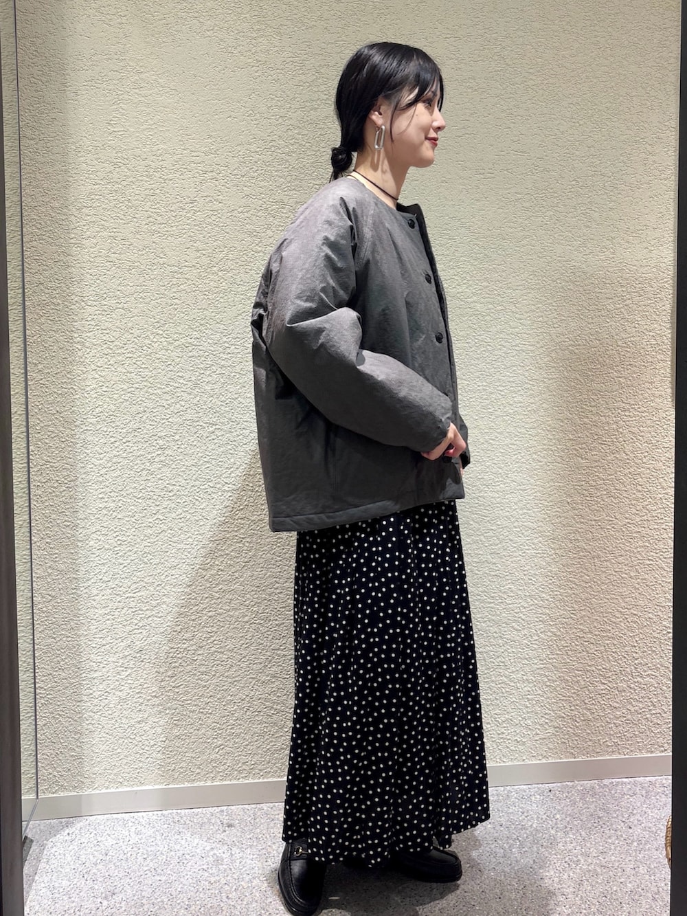 グレー系のダウンジャケット/コート、グレー系のダウンジャケット/コート、その他のスカートを着用したレディースの秋コーディネートの2枚目の写真