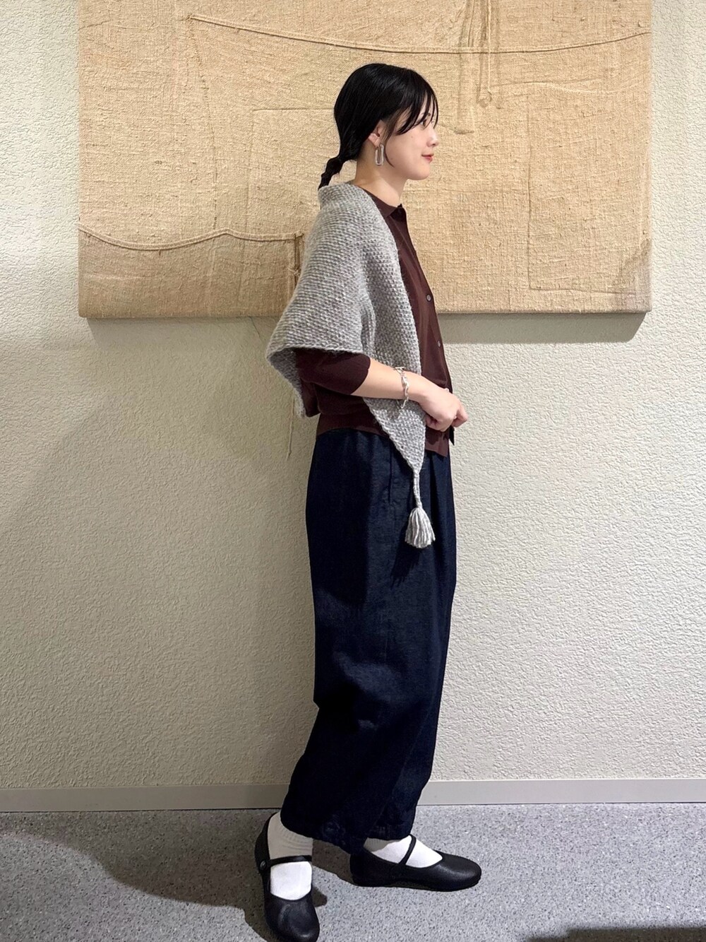 ブラウン系のニット/セーター、ブラウン系のニット/セーター、ブルー系のデニムパンツを着用したレディースの秋コーディネートの2枚目の写真