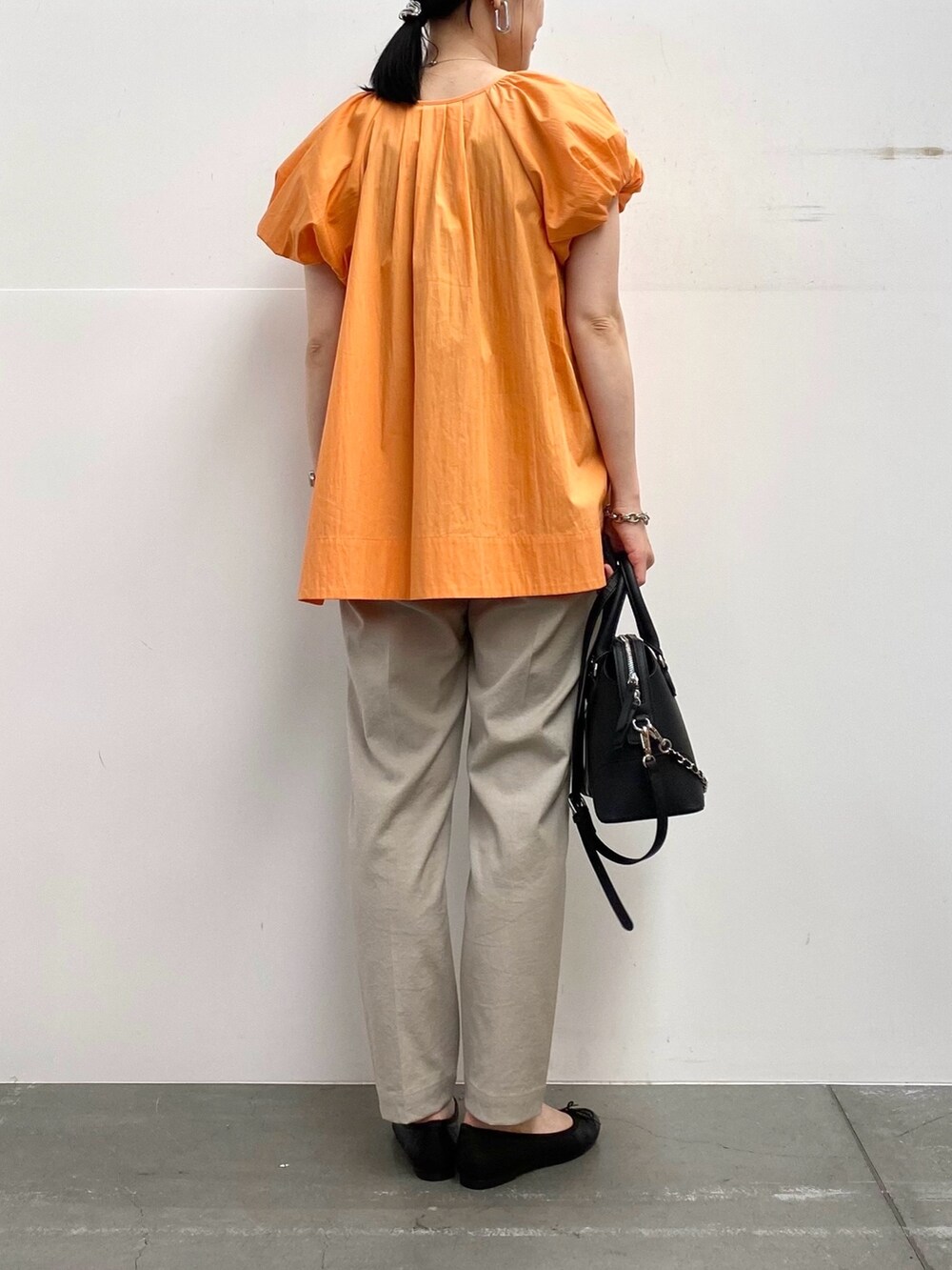 グレー系のその他パンツ、ブラック系のボストンバッグ、ブラック系のバレエシューズを着用したレディースの夏コーディネートの5枚目の写真