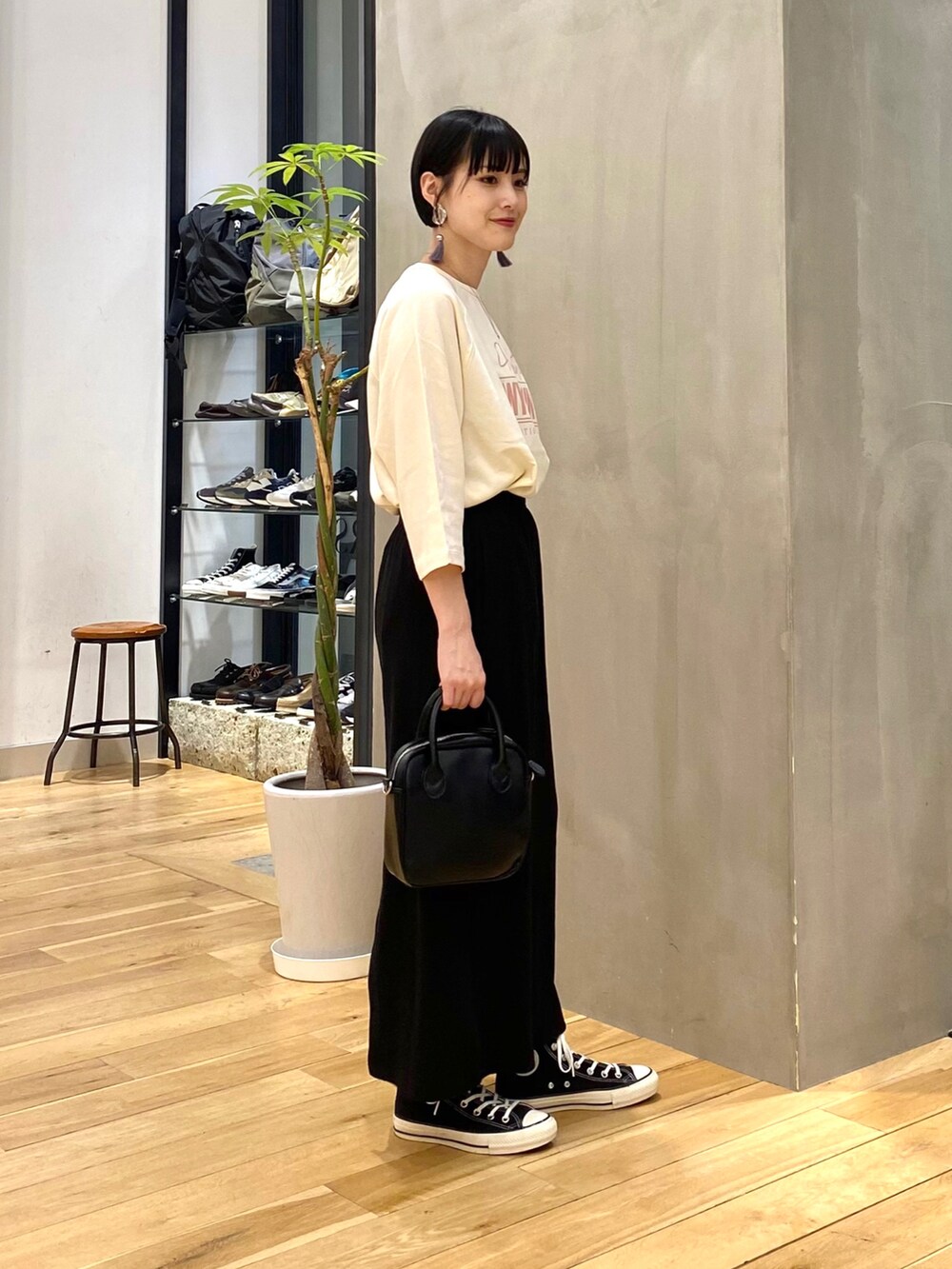 グレー系のノーカラージャケット、ホワイト系のTシャツ/カットソー、ブラック系のスカートを着用したレディースの春コーディネートの4枚目の写真