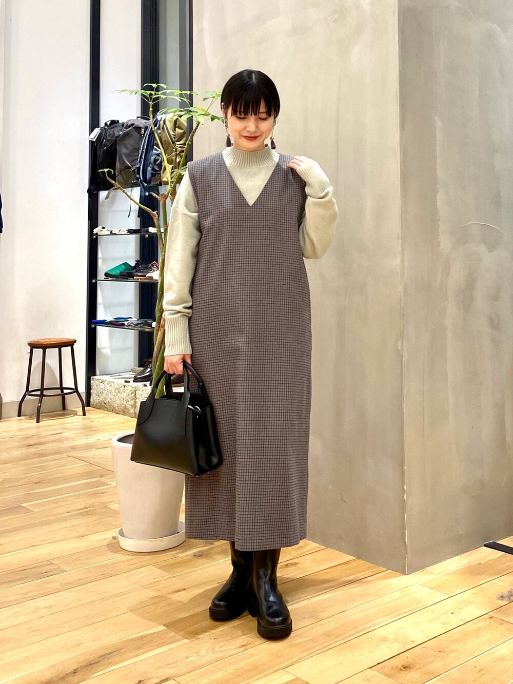 グレー系のその他アウター、グリーン系のニット/セーター、グレー系のワンピースを着用したレディースの冬コーディネートの3枚目の写真