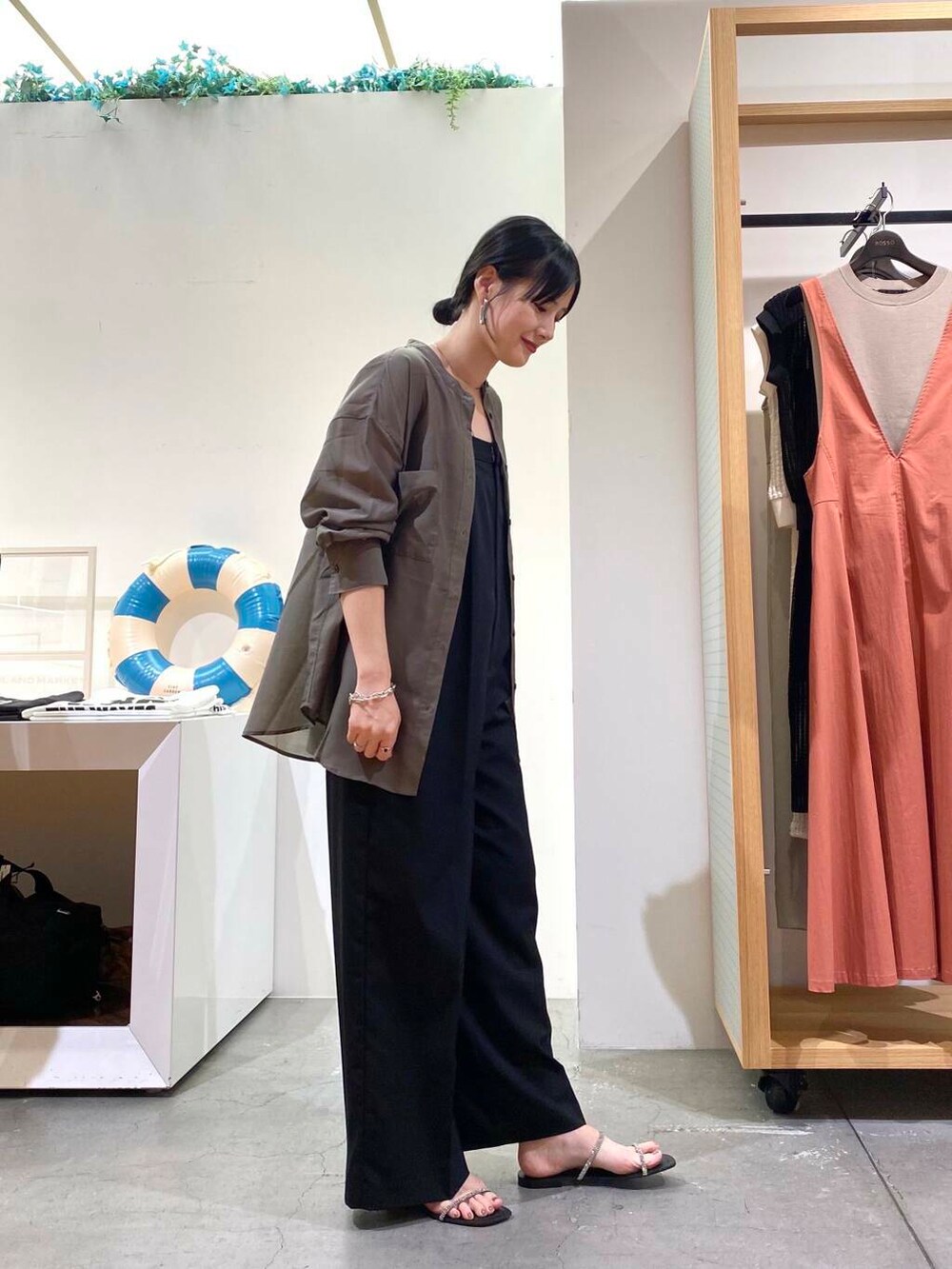 ブラック系のサンダル、グレー系のシャツ/ブラウス、ブラック系のサロペット/オーバーオールを着用したレディースの夏コーディネートの4枚目の写真