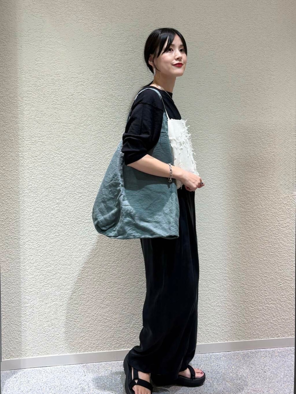「大人カジュアル、デートコーデ、ママコーデ、きれいめカジュアル、シンプルコーデ、かぐれ、雨の日コーデ、newarrival、休日スタイル、30代、旅行コーデ、ブルベ夏、骨格ウェーブ、暑い、帰省コーデ」｜「かぐれのリネンビッグトートバッグ（トートバッグ、グリーン系）」を使った、saoriさん（レディース・158cm）の夏コーディネートの2枚目の写真