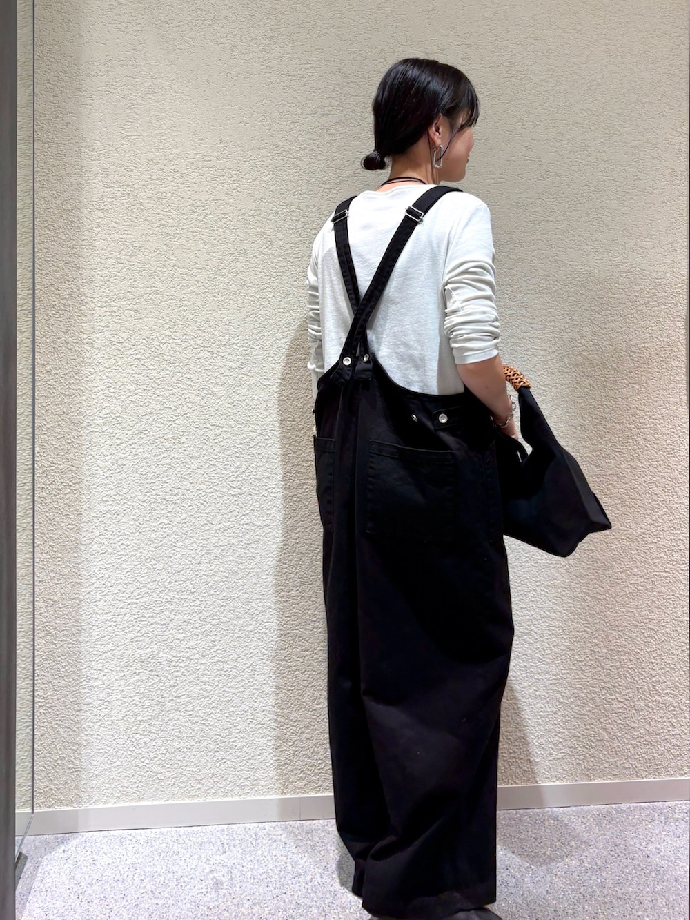 グリーン系のTシャツ/カットソー、グリーン系のTシャツ/カットソー、ブラック系のサロペット/オーバーオールを着用したレディースの秋コーディネートの3枚目の写真