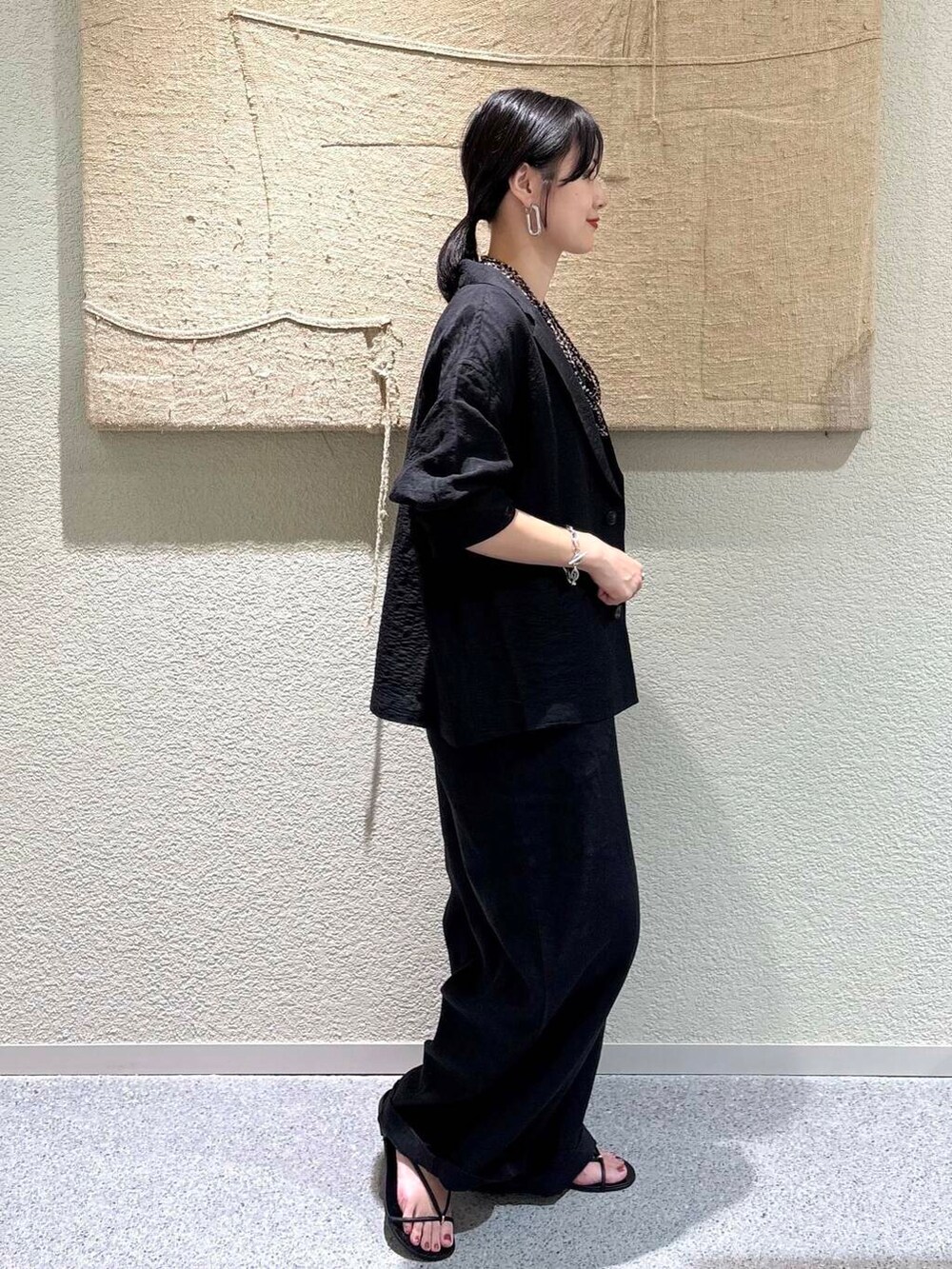 ブラック系のサロペット/オーバーオール、ブラック系のその他アウターを着用したレディースの夏コーディネートの2枚目の写真