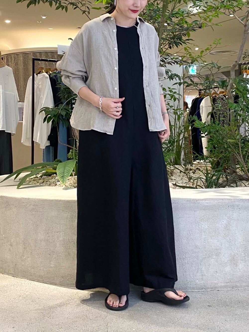 ベージュ系のシャツ/ブラウス、ブラック系のサロペット/オーバーオールを着用したレディースの夏コーディネートの6枚目の写真