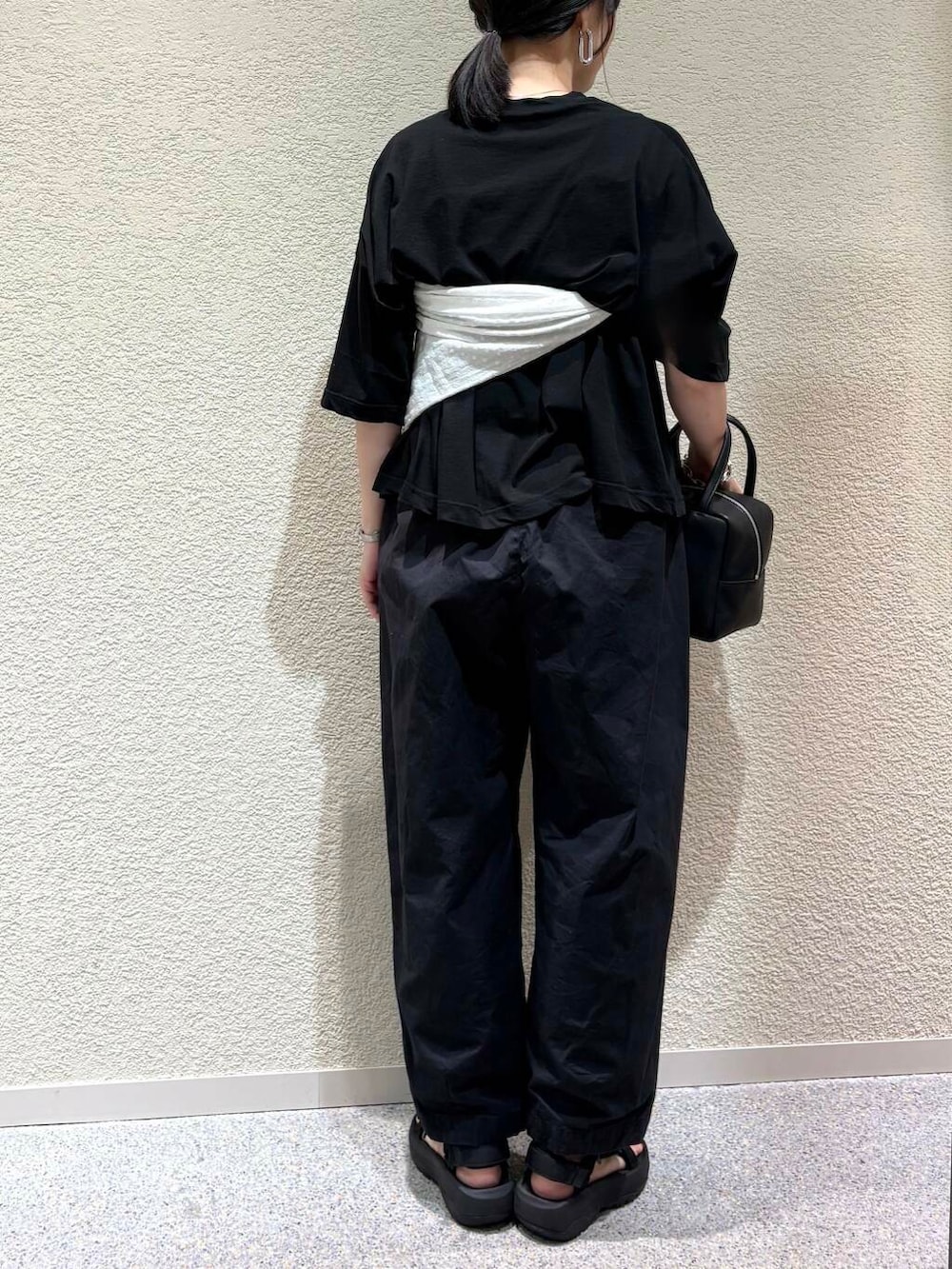「大人カジュアル、デートコーデ、ママコーデ、きれいめカジュアル、シンプルコーデ、かぐれ、雨の日コーデ、newarrival、休日スタイル、30代、旅行コーデ、ブルベ夏、紫外線対策、骨格ウェーブ、暑い」｜「かぐれのコットンクロップドパンツ（その他パンツ、ブラック系）」を使った、saoriさん（レディース・158cm）の夏コーディネートの4枚目の写真