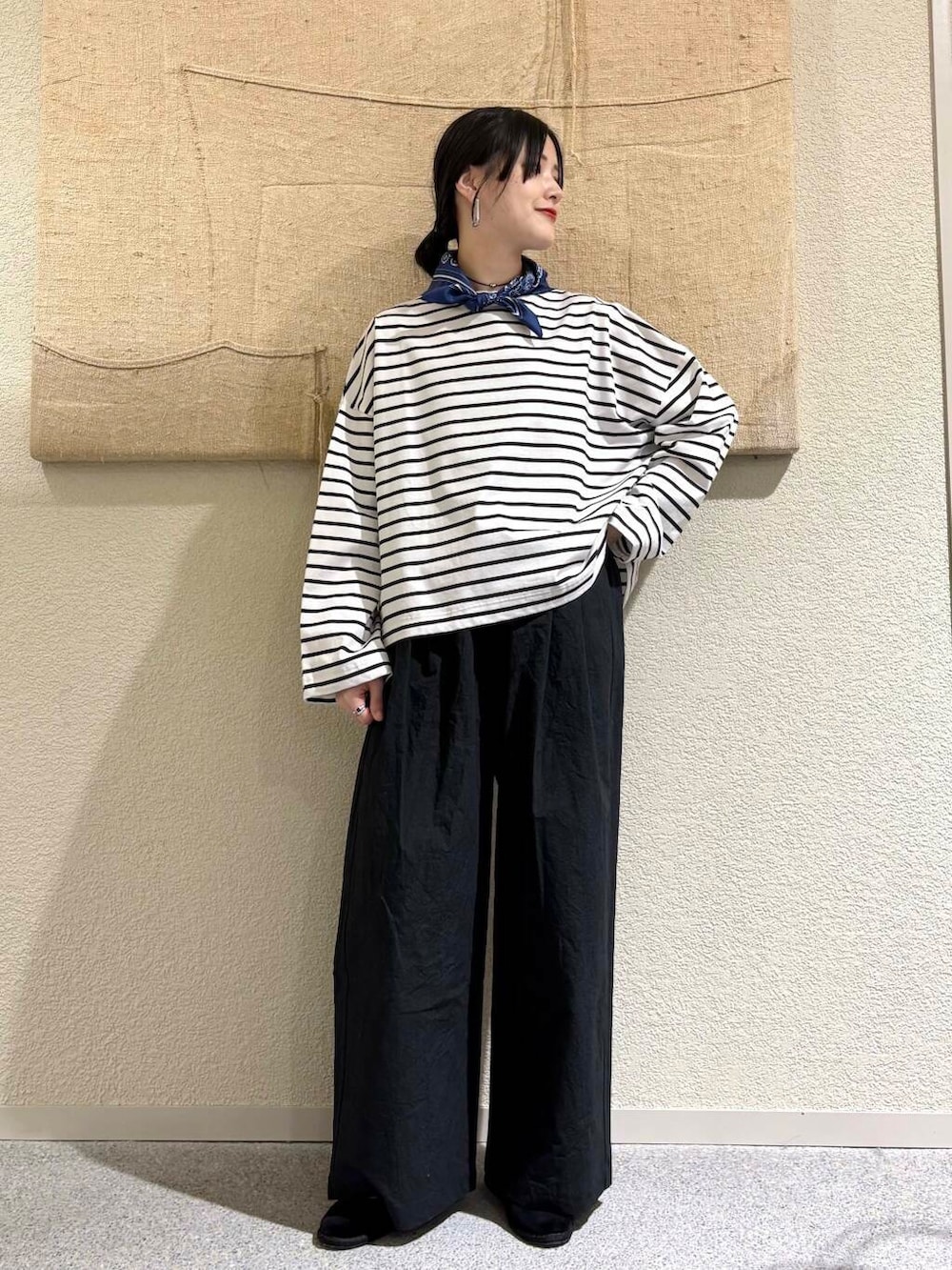 ブラック系のTシャツ/カットソー、ブラック系のその他パンツを着用したレディースの春コーディネートの6枚目の写真