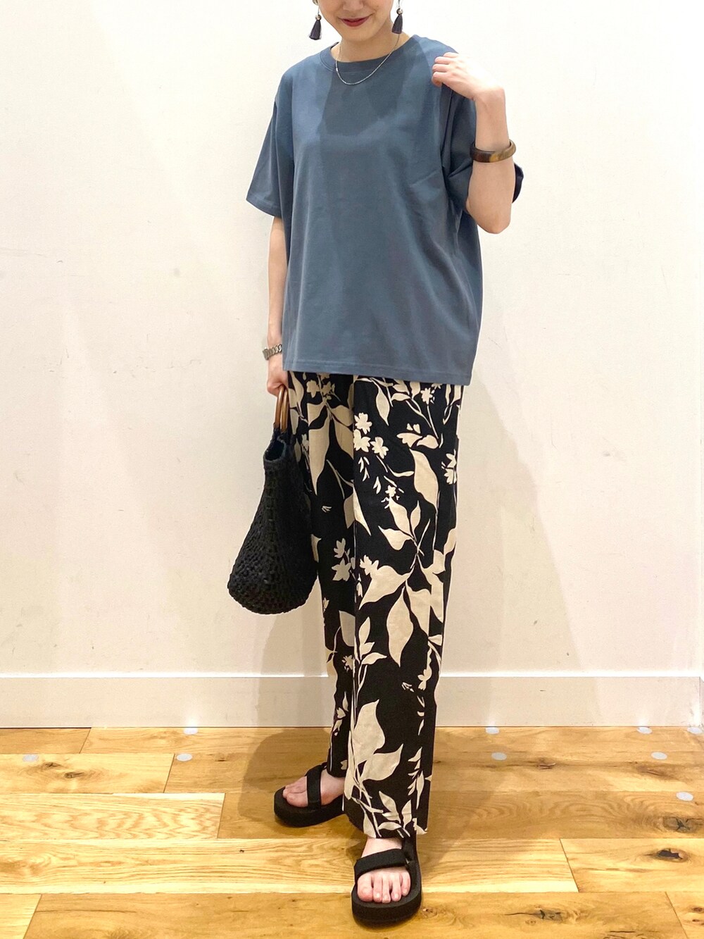 ブラック系のその他パンツ、ブラック系のトートバッグ、ブラック系のサンダルを着用したレディースの春コーディネートの5枚目の写真