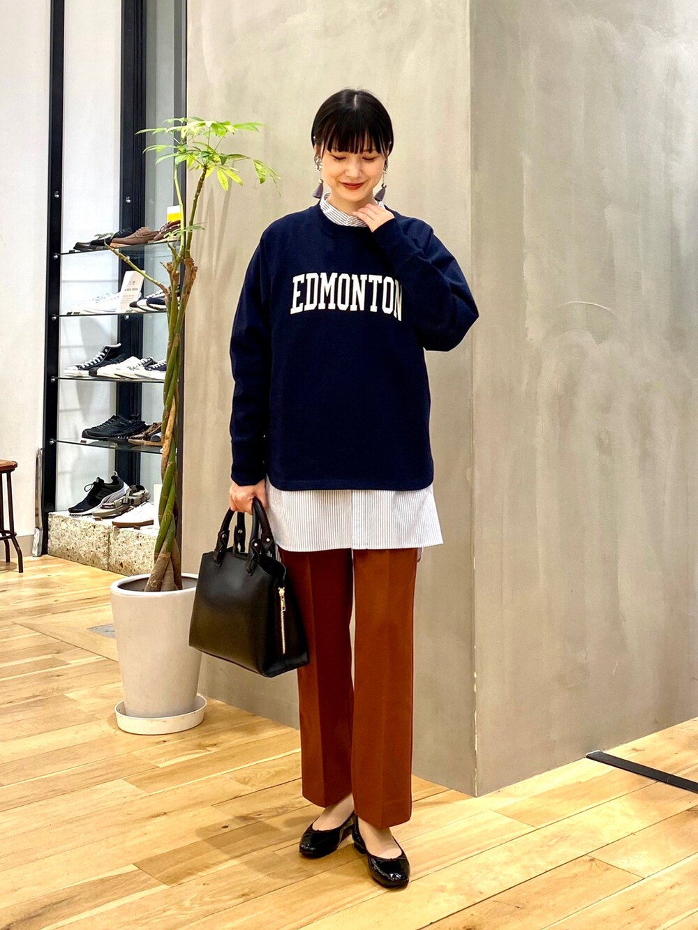 ブルー系のTシャツ/カットソー、ブルー系のシャツ/ブラウス、ブラウン系のその他パンツを着用したレディースの秋コーディネートの2枚目の写真