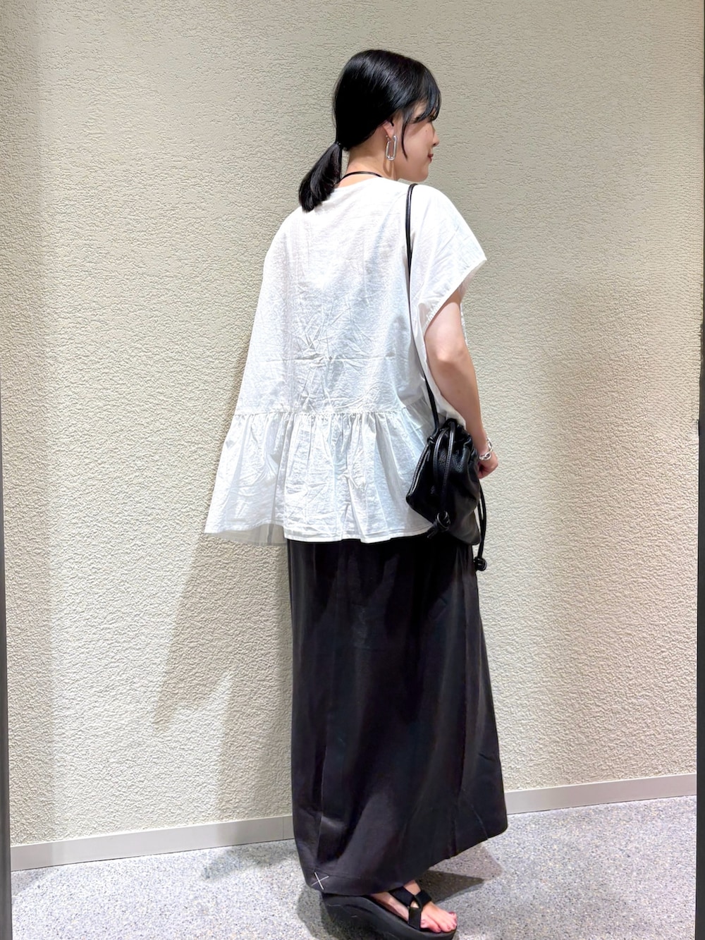 ホワイト系のシャツ/ブラウス、グレー系のスカートを着用したレディースの夏コーディネートの3枚目の写真