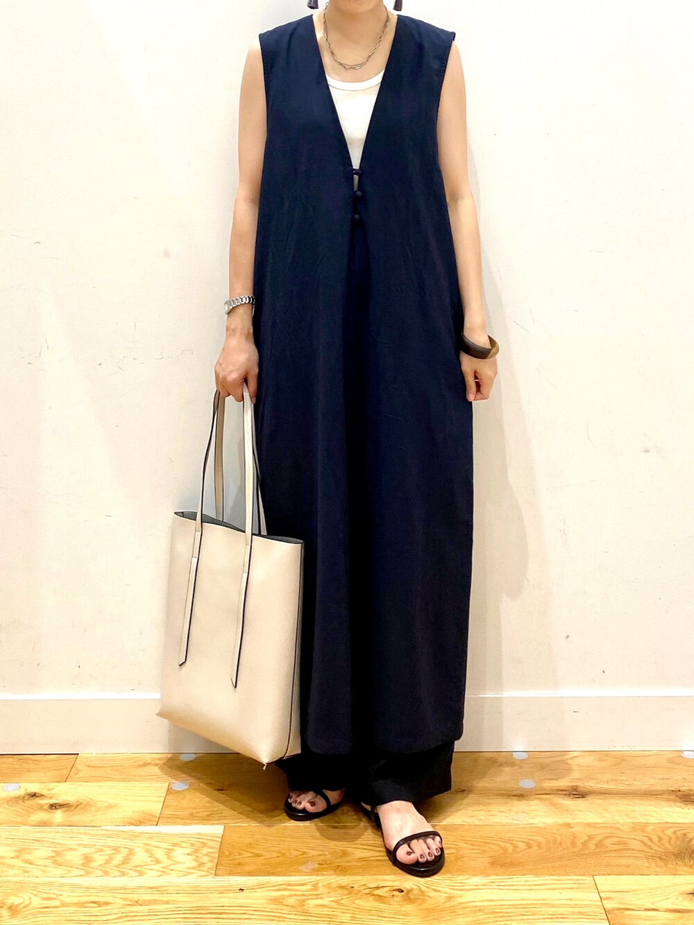 ブルー系のワンピース、ホワイト系のタンクトップ、ブラック系のその他パンツを着用したレディースの夏コーディネートの4枚目の写真