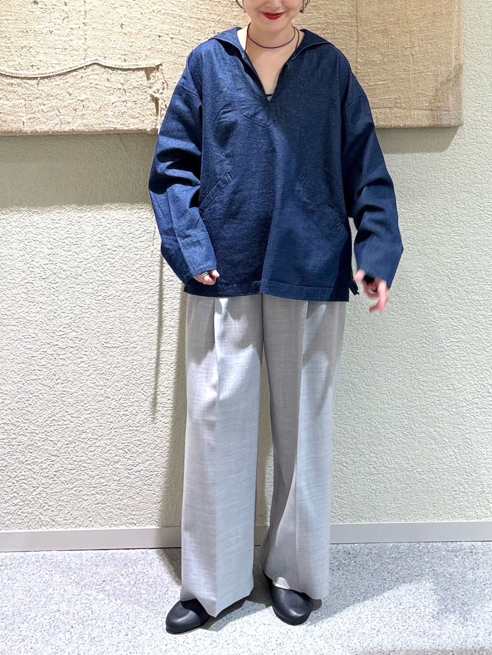 ブルー系のシャツ/ブラウス、ブルー系のシャツ/ブラウス、グレー系のその他パンツを着用したレディースの秋コーディネートの4枚目の写真