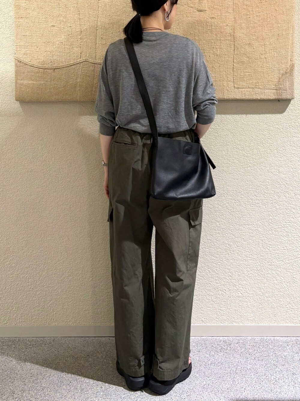 グレー系のニット/セーター、グリーン系のその他パンツを着用したレディースの夏コーディネートの5枚目の写真