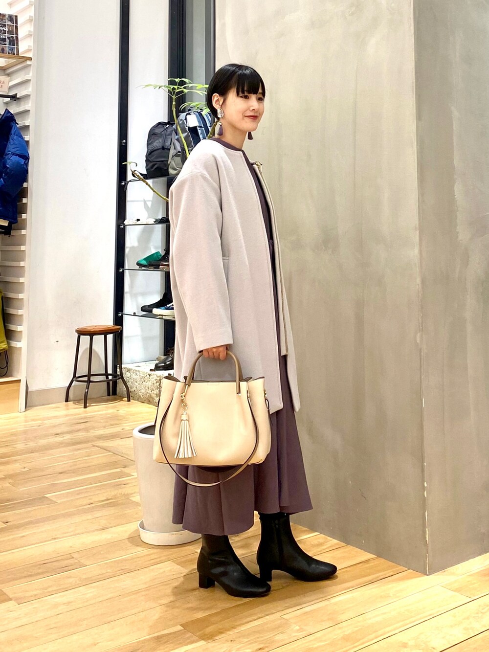 グレー系のその他アウター、グレー系のワンピース、ホワイト系のトートバッグを着用したレディースの冬コーディネートの2枚目の写真