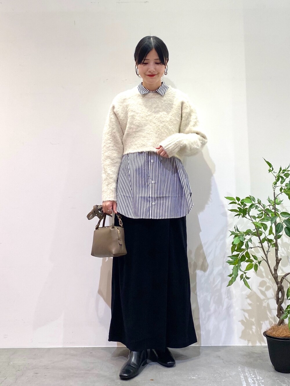 ホワイト系のニット/セーター、その他のシャツ/ブラウス、ブラック系のスカートを着用したレディースの秋コーディネートの3枚目の写真
