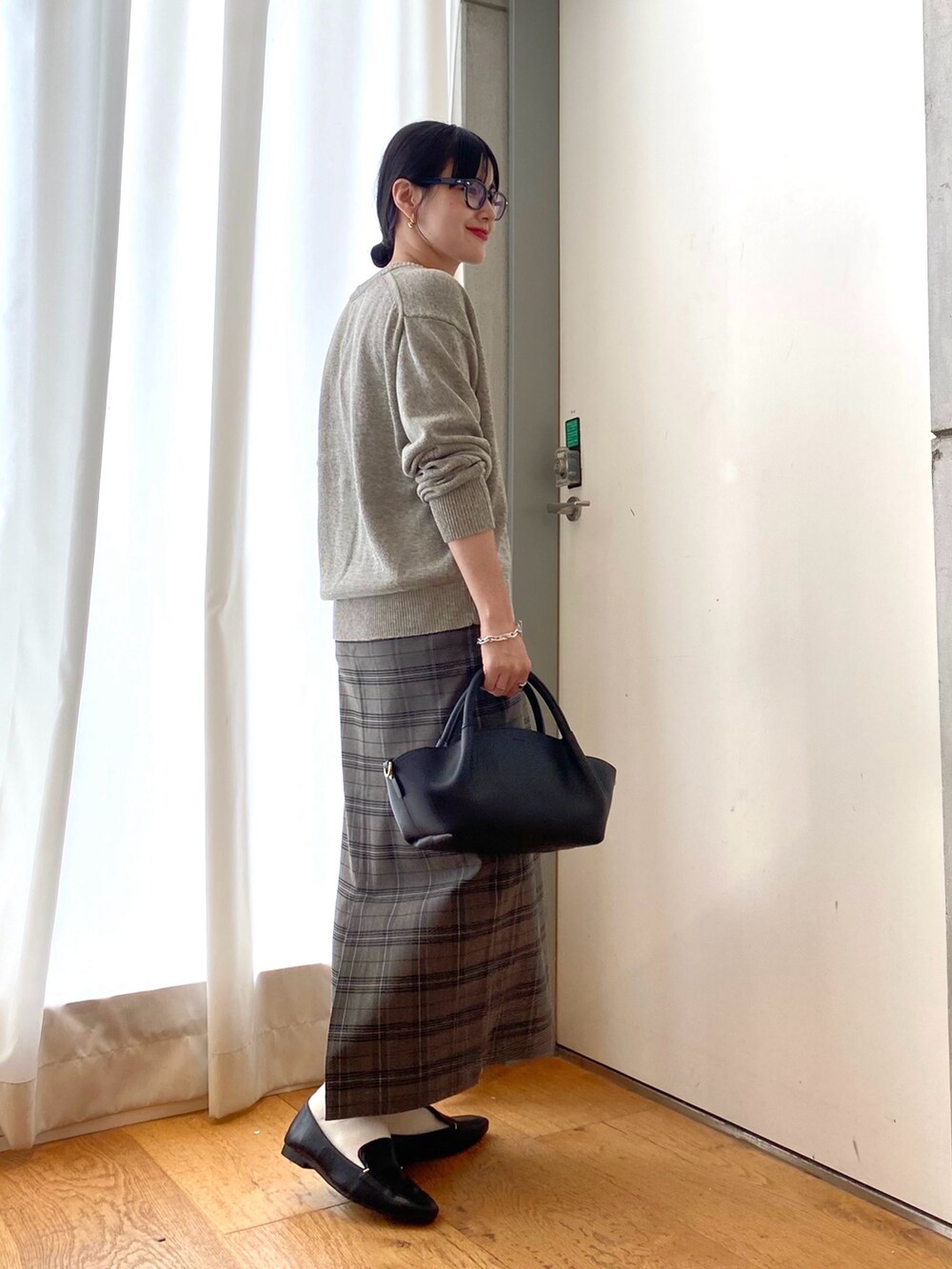 グレー系のカーディガン/ボレロ、その他のスカート、ブラック系のローファーを着用したレディースの秋コーディネートの4枚目の写真