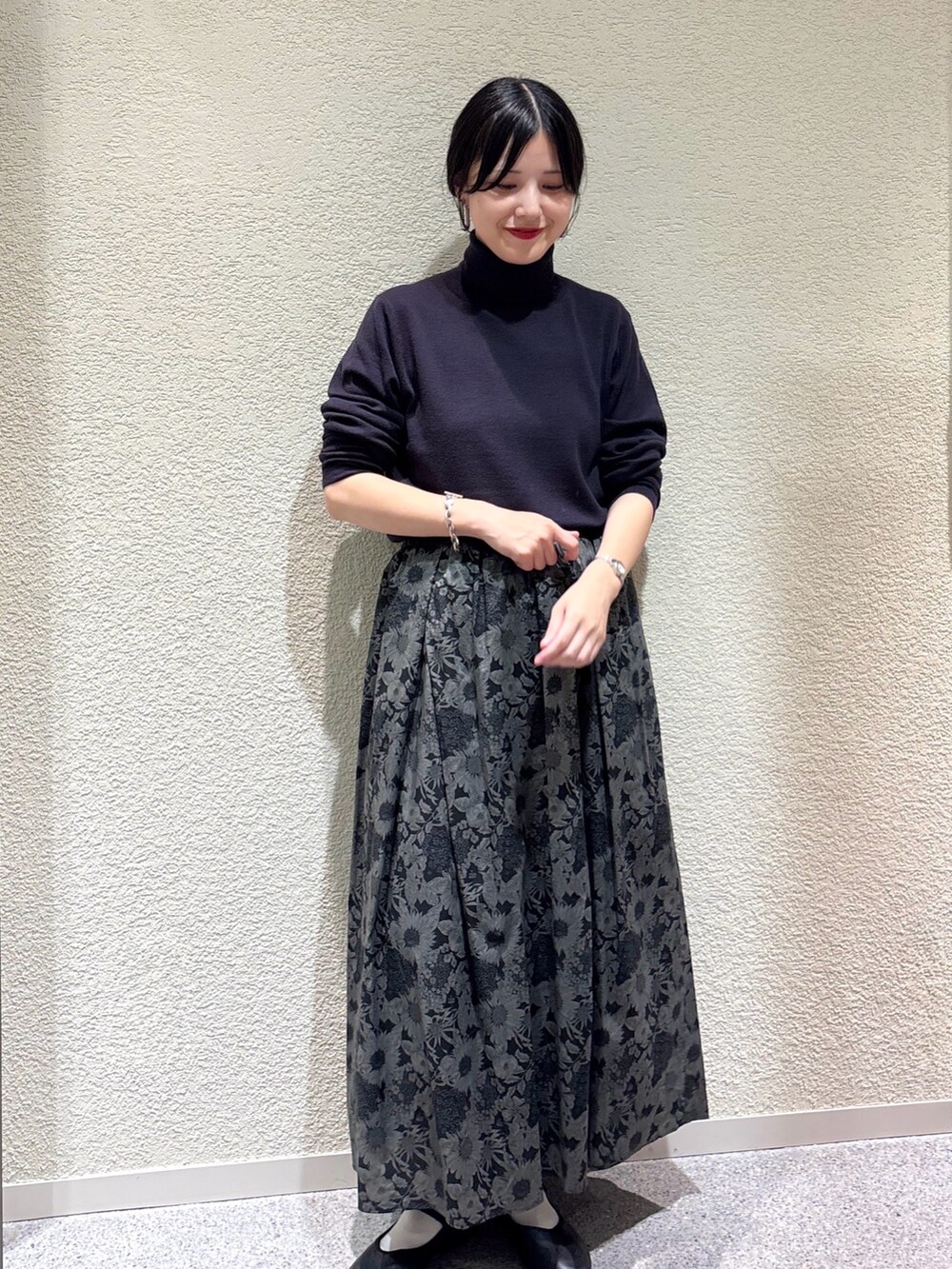 グレー系のニット/セーター、その他のスカート、グレー系のスカートを着用したレディースの秋コーディネートの6枚目の写真