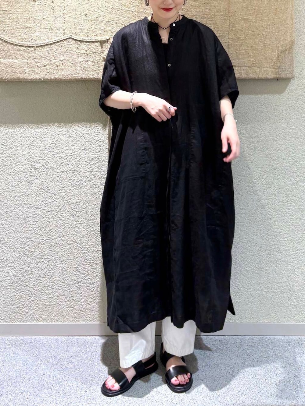 ホワイト系のその他パンツ、ブラック系のワンピースを着用したレディースの春コーディネートの4枚目の写真