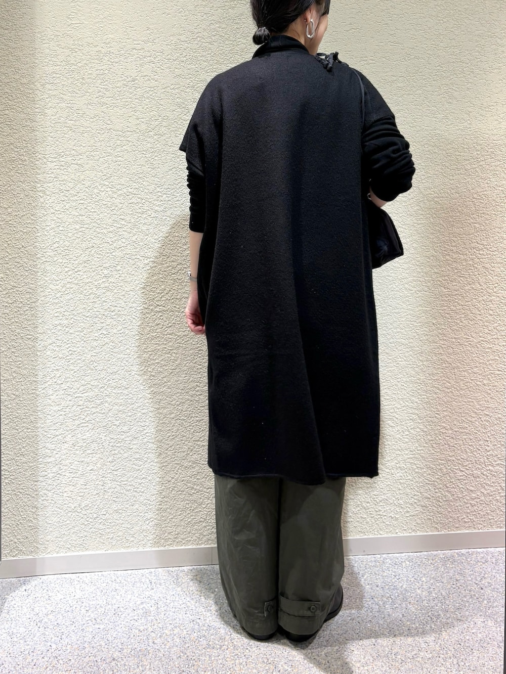 ブラック系のニット/セーター、ブラック系のニット/セーター、ブラック系のベストを着用したレディースの冬コーディネートの5枚目の写真