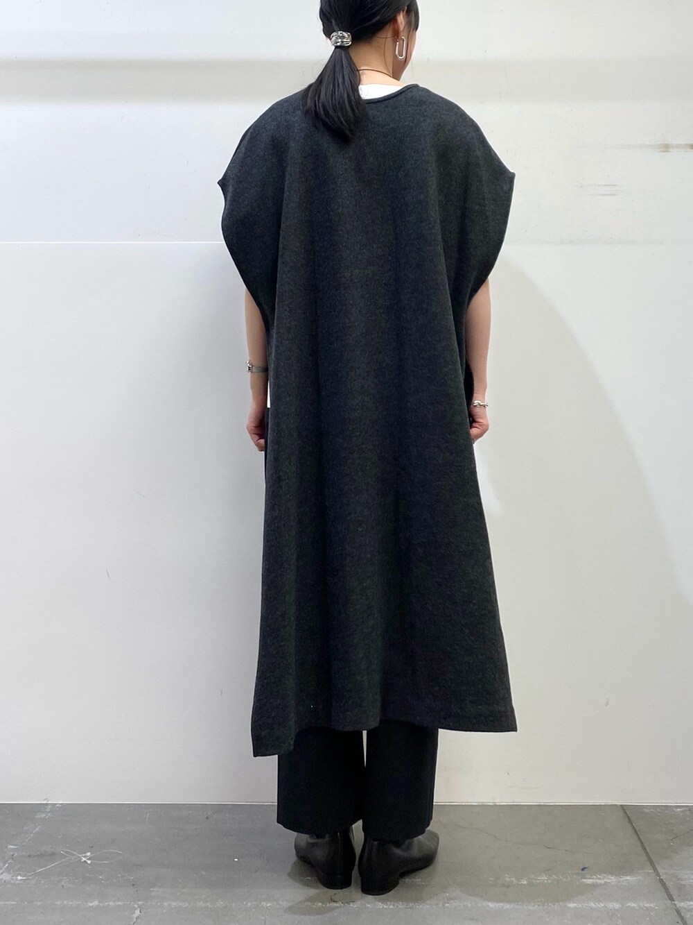 ホワイト系のTシャツ/カットソー、グレー系のワンピース、ブラック系のその他パンツを着用したレディースの秋コーディネートの7枚目の写真