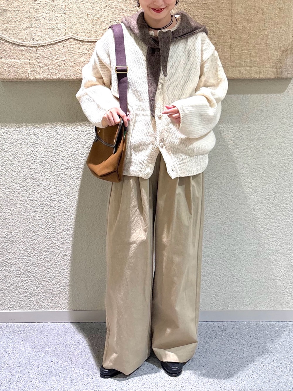 ホワイト系のニット/セーター、ホワイト系のニット/セーター、ベージュ系のその他パンツを着用したレディースの秋コーディネートの4枚目の写真