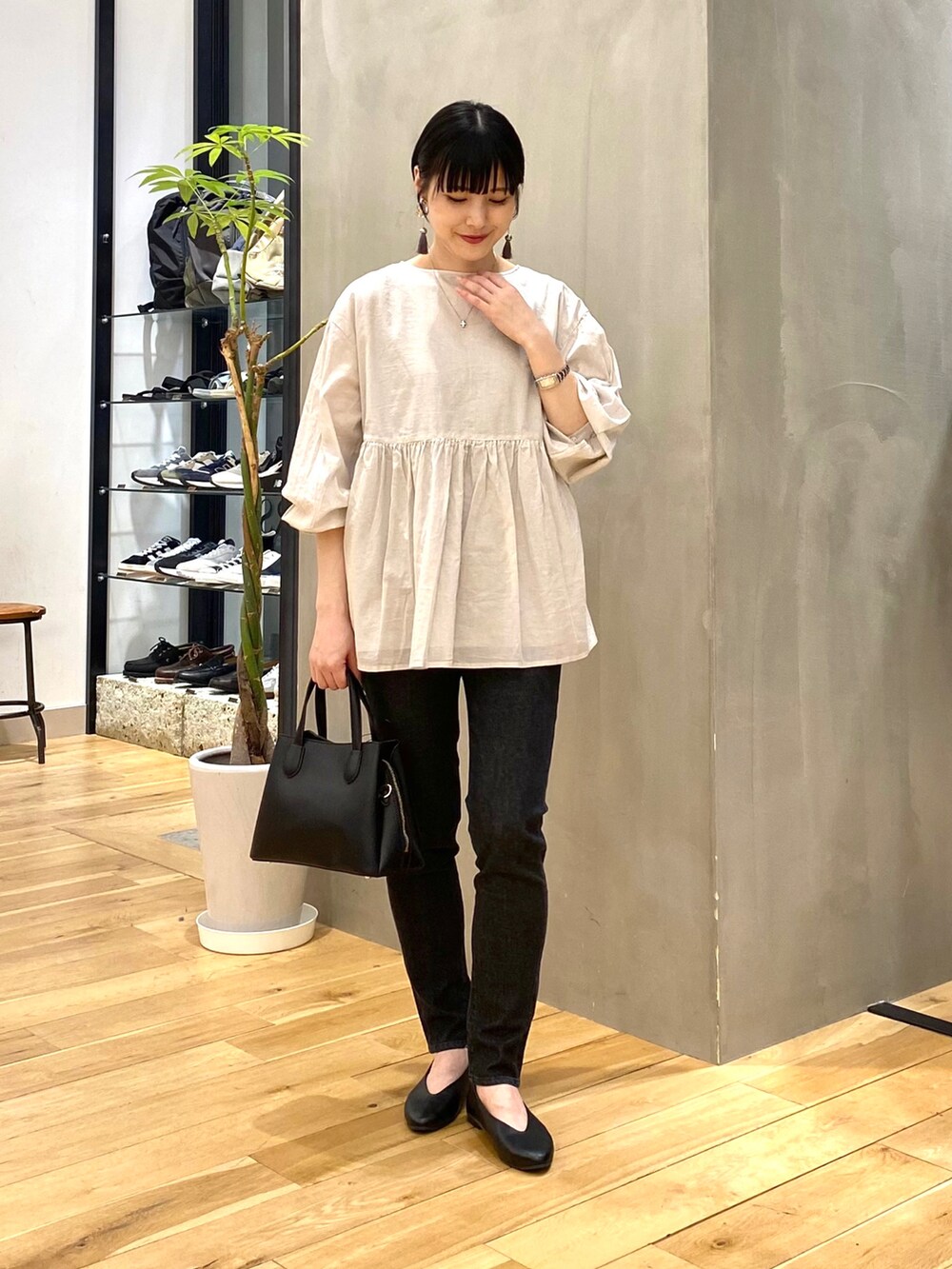 「きれいめカジュアル、休日スタイル、シンプルコーデ、大人カジュアル、春服みてみて、春コーデ、トレンチコート、春アウター、ベージュ、デニム、韓国ファッション、おしゃれさんと繋がりたい、URBAN RESEARCH DOORS、URBAN RESEARCH DOORS WOMENS」|「URBAN RESEARCH Sonny LabelのマルチWAYトレンチコート(トレンチコート、ベージュ系)」を使った、saoriさん(レディース・158cm)の春コーディネートの3枚目の写真