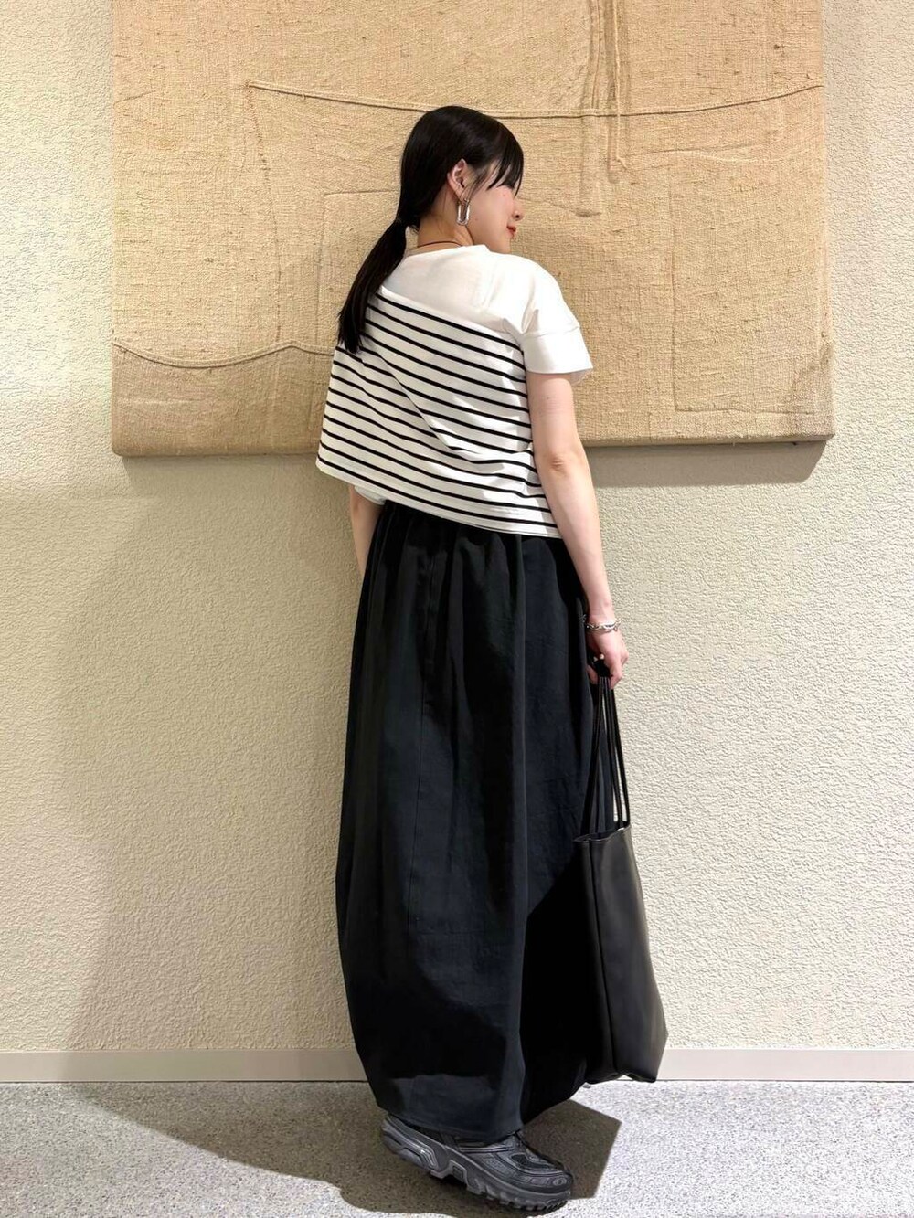 ブラック系のTシャツ/カットソーを着用したレディースの春コーディネートの4枚目の写真