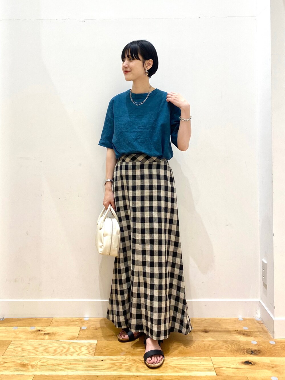 グリーン系のTシャツ/カットソー、その他のスカート、ホワイト系のボストンバッグを着用したレディースの夏コーディネートの2枚目の写真