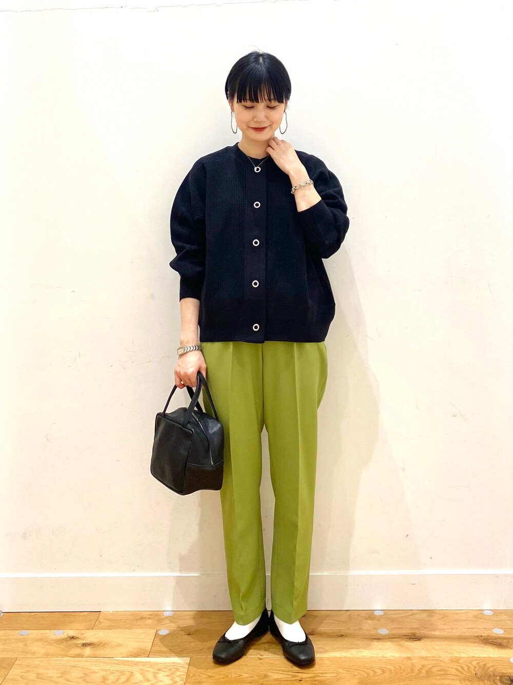ブラック系のカーディガン/ボレロ、グリーン系のその他パンツ、ブラック系のトートバッグを着用したレディースの春コーディネートの2枚目の写真