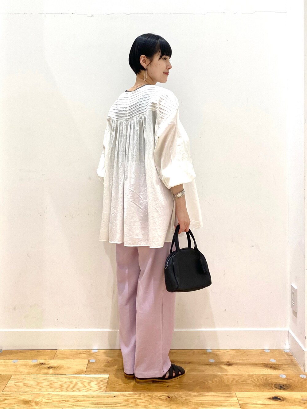 ホワイト系のシャツ/ブラウス、パープル系のその他パンツ、ブラック系のボストンバッグを着用したレディースの春コーディネートの3枚目の写真