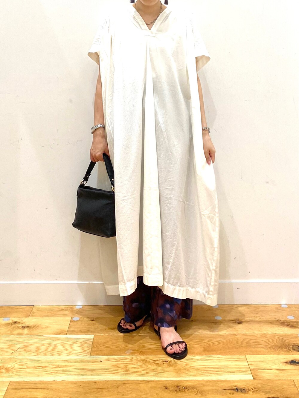 ホワイト系のワンピース、パープル系のその他パンツ、ブラック系のハンドバッグを着用したレディースの夏コーディネートの4枚目の写真