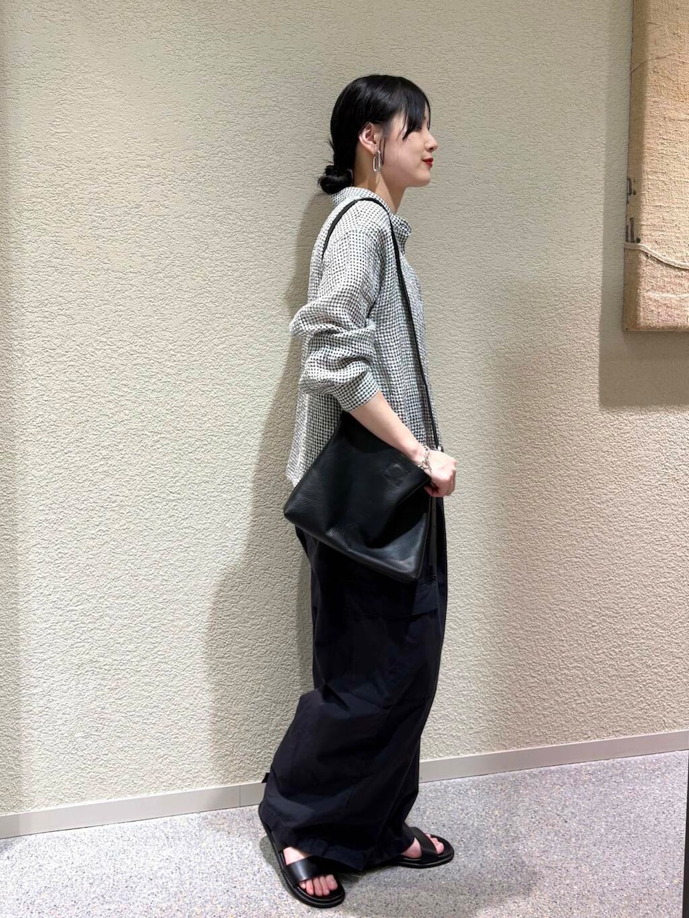 ブラック系のその他パンツ、ホワイト系のシャツ/ブラウスを着用したレディースの春コーディネートの2枚目の写真