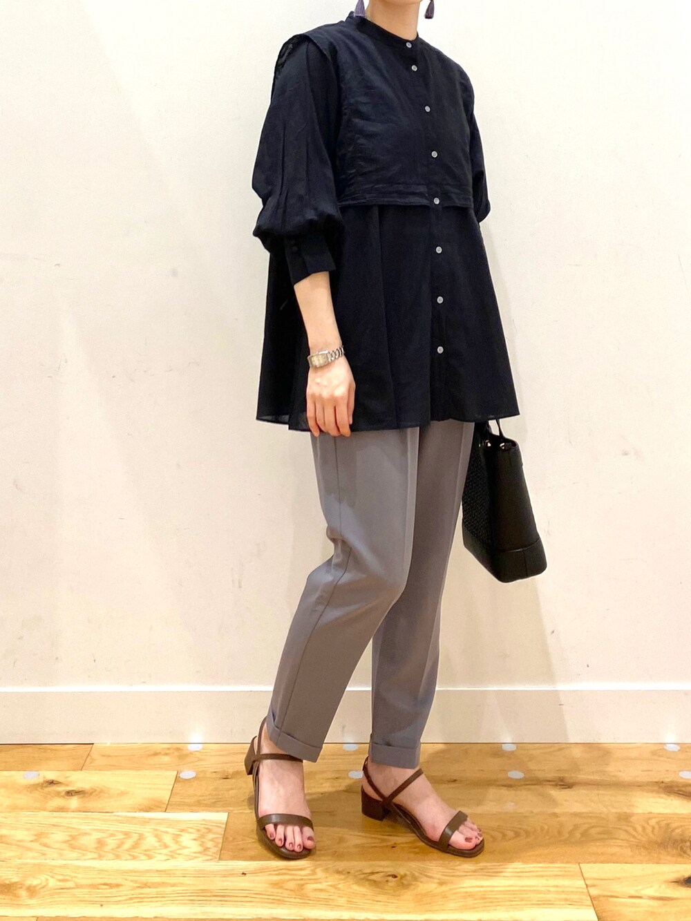 ブルー系のその他パンツ、ブラウン系のサンダル、ブラック系のシャツ/ブラウスを着用したレディースの春コーディネートの4枚目の写真