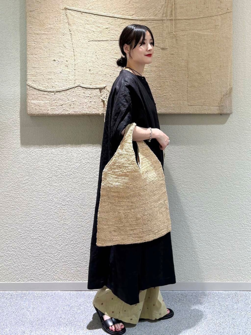 ブラック系のワンピース、イエロー系のその他パンツを着用したレディースの夏コーディネートの2枚目の写真