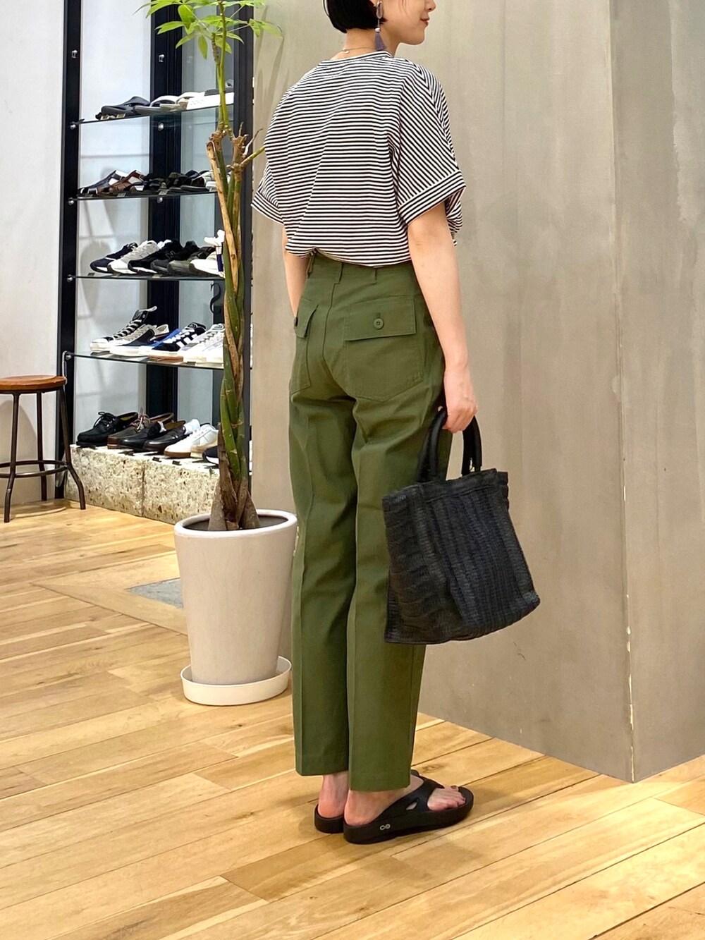 ホワイト系のTシャツ/カットソー、グリーン系のその他パンツ、ブラック系のトートバッグを着用したレディースの春コーディネートの5枚目の写真