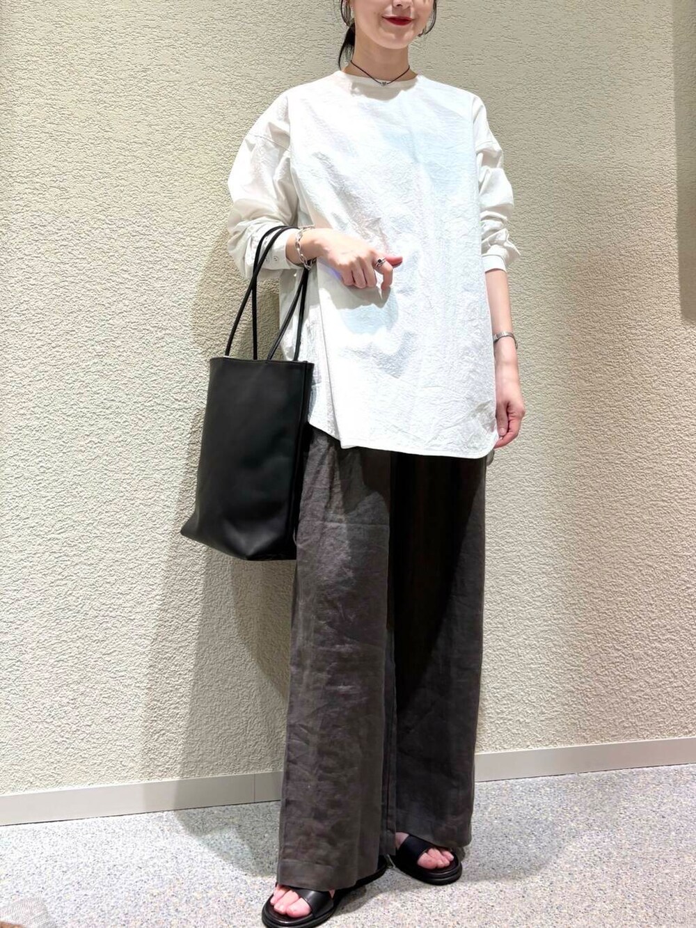 ホワイト系のシャツ/ブラウス、グレー系のその他パンツを着用したレディースの春コーディネートの4枚目の写真