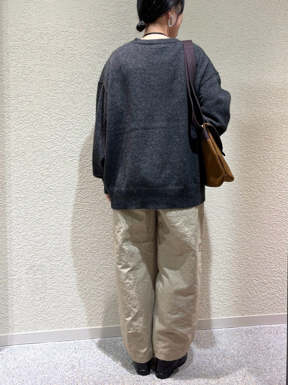 グレー系のニット/セーター、グリーン系のニット/セーター、ベージュ系のその他パンツを着用したレディースの秋コーディネートの5枚目の写真