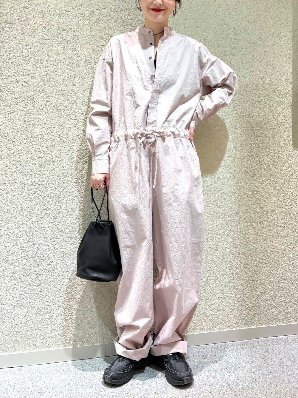 ピンク系のサロペット/オーバーオールを着用したレディースの春コーディネートの4枚目の写真