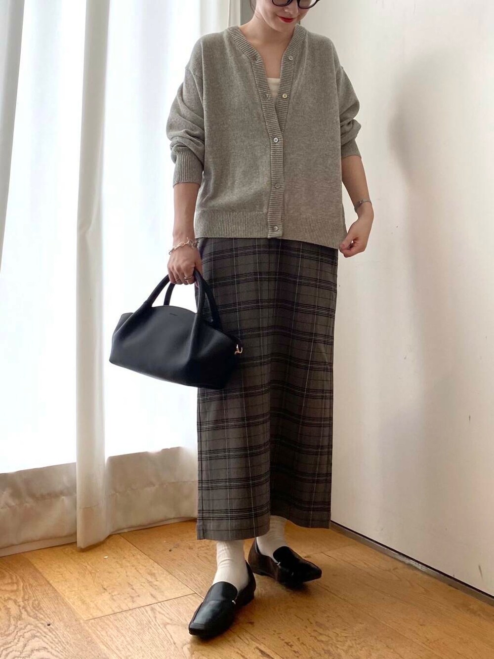 ブラック系のローファー、その他のスカート、グレー系のカーディガン/ボレロを着用したレディースの秋コーディネートの5枚目の写真