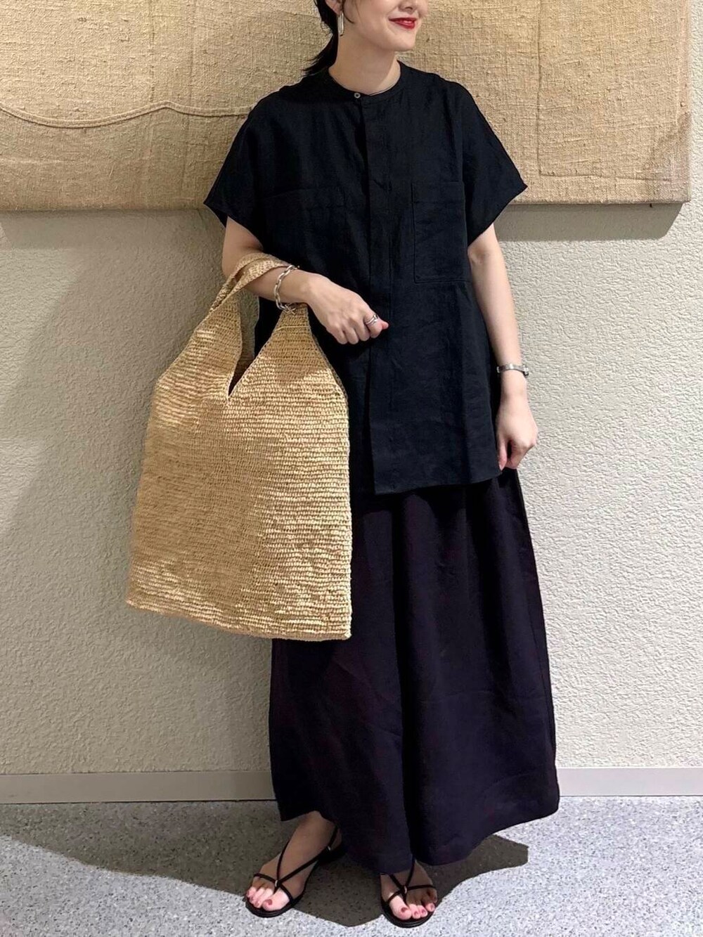 グレー系のその他パンツ、ブラック系のシャツ/ブラウスを着用したレディースの夏コーディネートの4枚目の写真