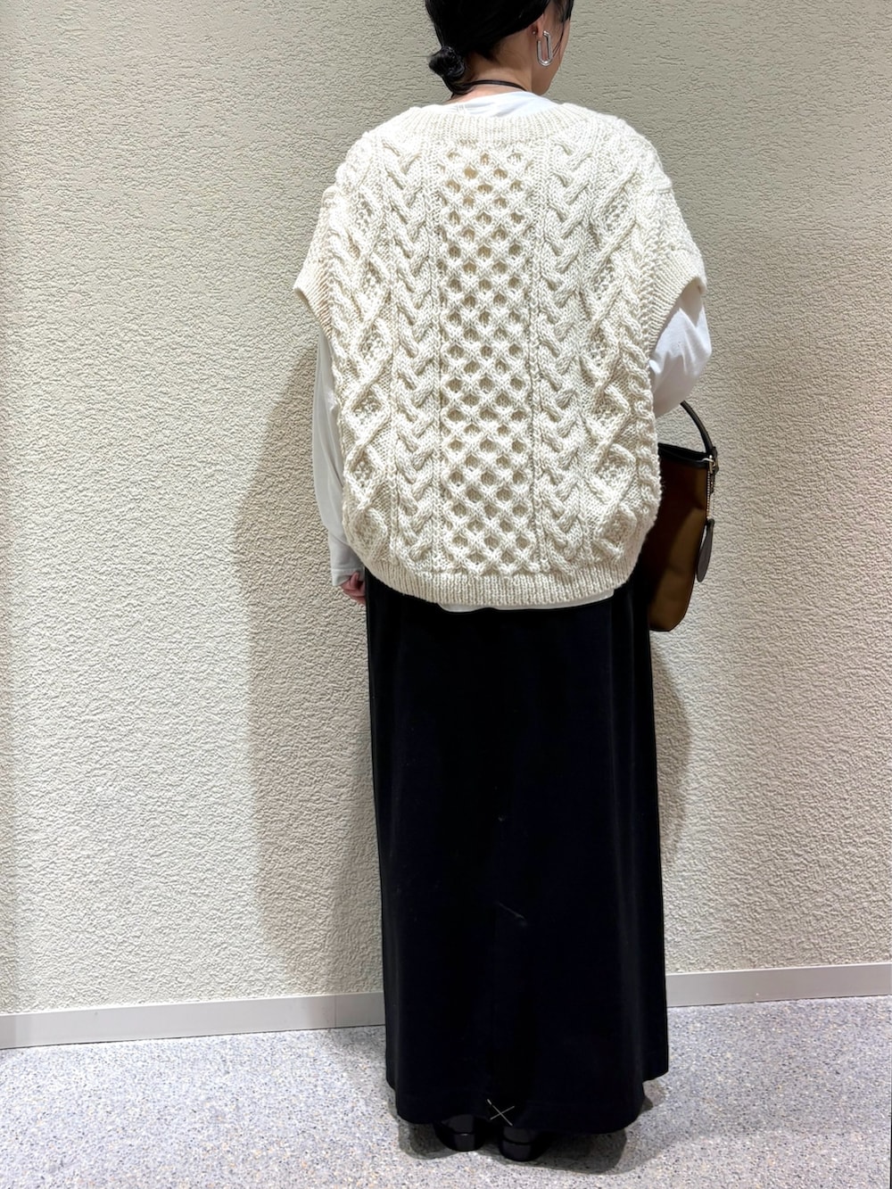 ホワイト系のTシャツ/カットソー、ホワイト系のTシャツ/カットソー、ホワイト系のニット/セーターを着用したレディースの秋コーディネートの5枚目の写真