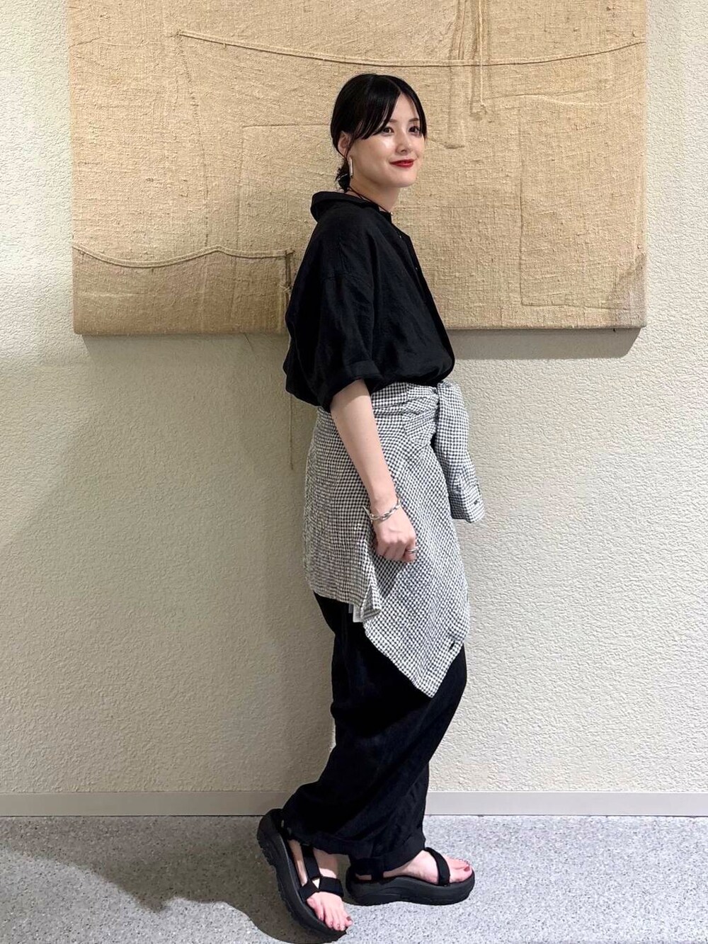ブラック系のサロペット/オーバーオール、ホワイト系のシャツ/ブラウスを着用したレディースの夏コーディネートの2枚目の写真