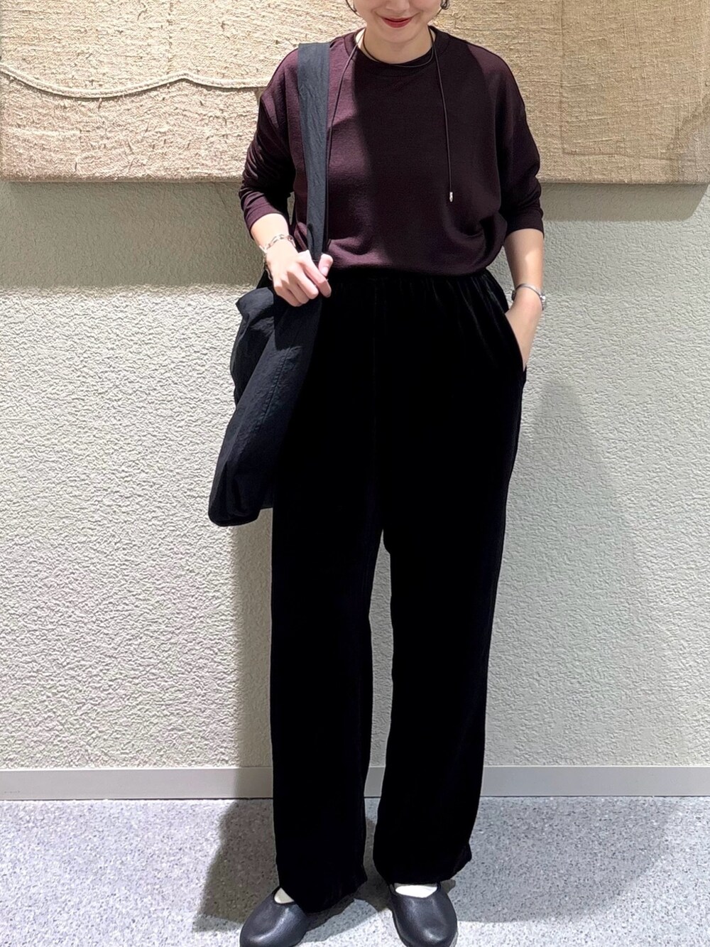 ブラウン系のTシャツ/カットソー、ブラウン系のTシャツ/カットソー、ブラック系のその他パンツを着用したレディースの秋コーディネートの4枚目の写真