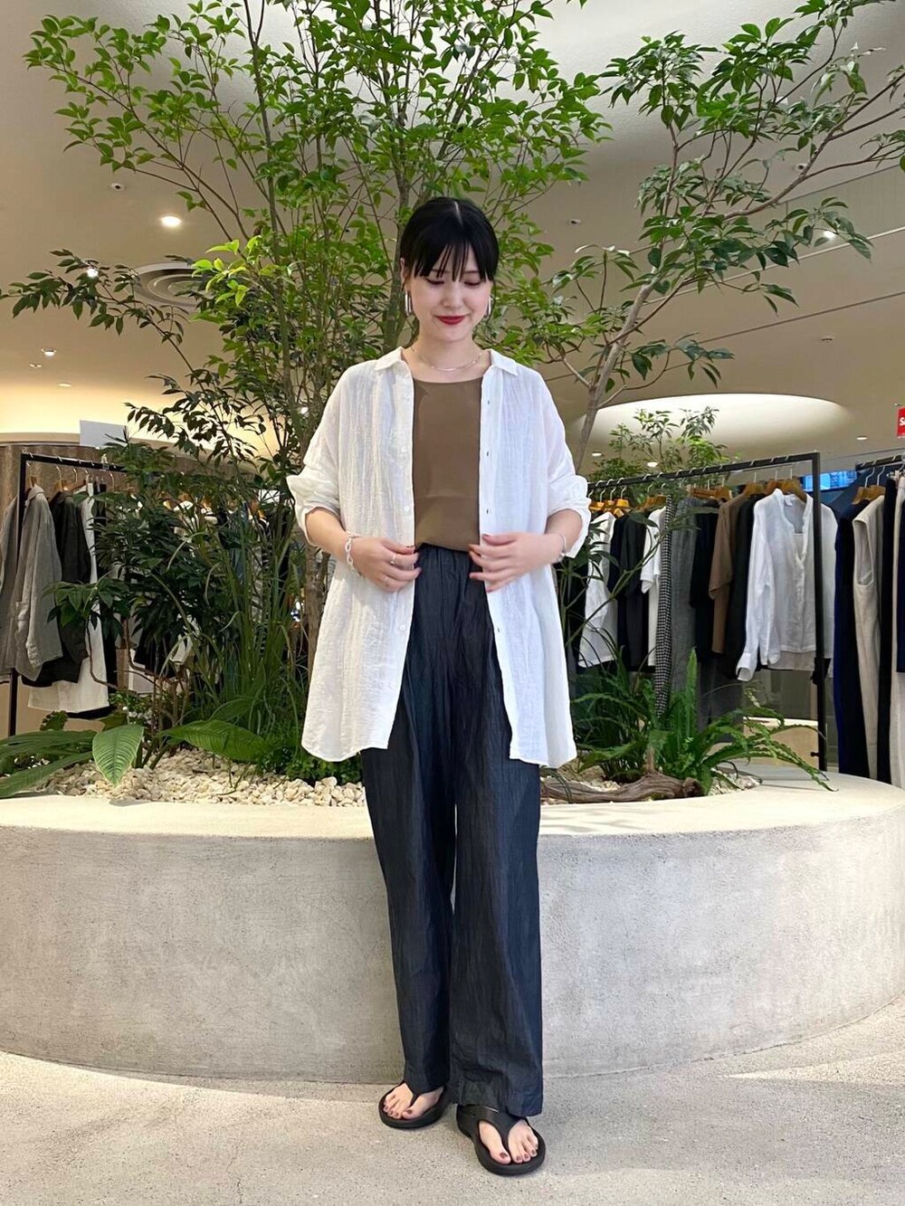 ホワイト系のシャツ/ブラウス、イエロー系のタンクトップ、ブルー系のデニムパンツを着用したレディースの夏コーディネートの2枚目の写真