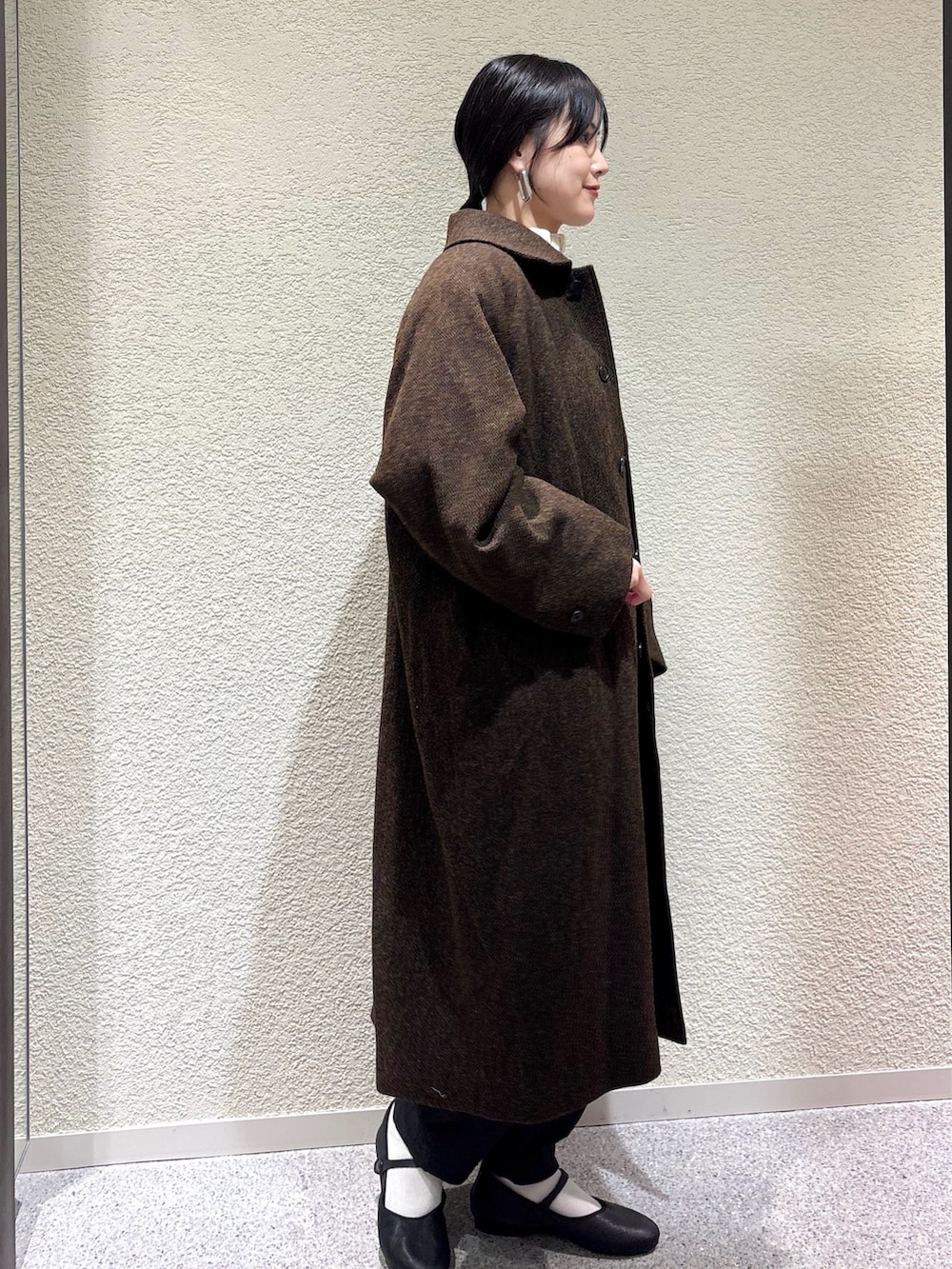 ブラウン系のその他アウター、ホワイト系のニット/セーター、ホワイト系のTシャツ/カットソーを着用したレディースの秋コーディネートの2枚目の写真