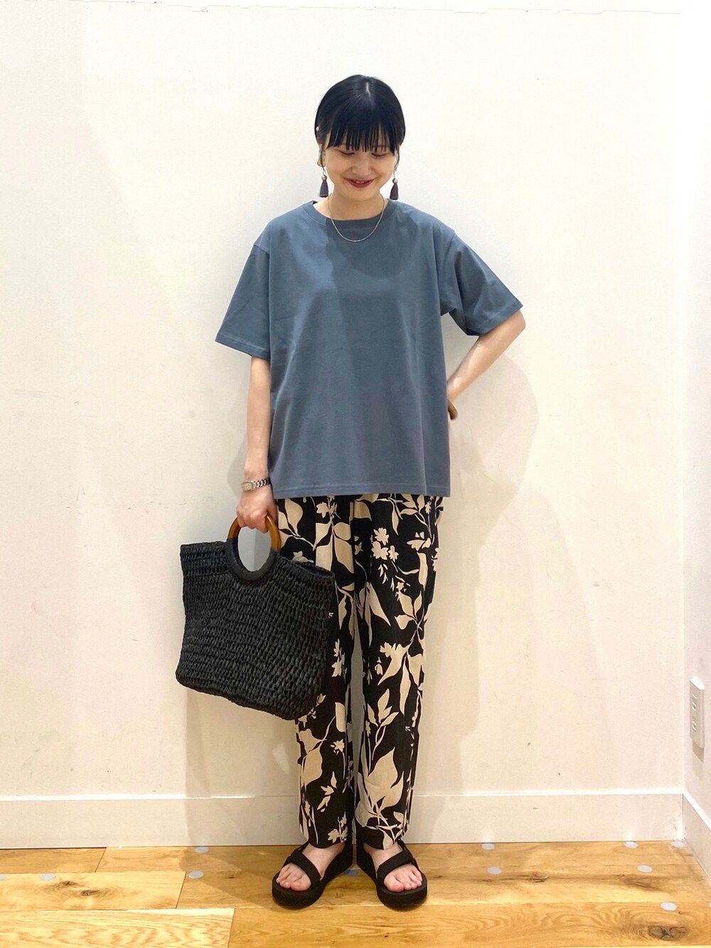 ブラック系のその他パンツ、ブラック系のトートバッグ、ブラック系のサンダルを着用したレディースの春コーディネートの2枚目の写真