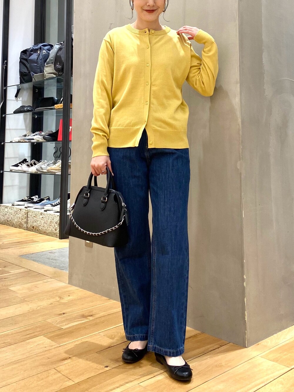 ベージュ系のその他アウター、イエロー系のカーディガン/ボレロ、ブルー系のTシャツ/カットソーを着用したレディースの春コーディネートの7枚目の写真