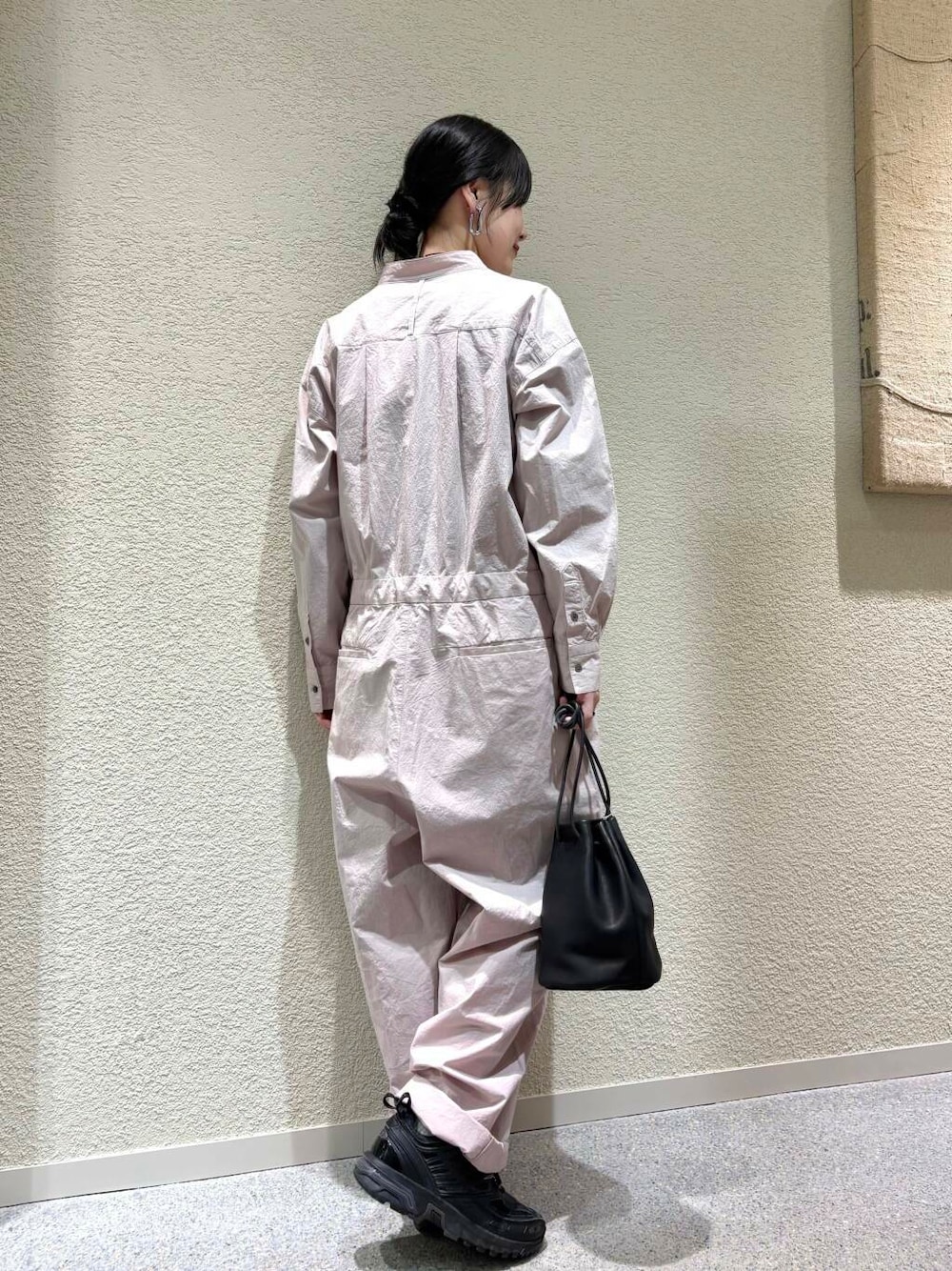 ピンク系のサロペット/オーバーオールを着用したレディースの春コーディネートの3枚目の写真