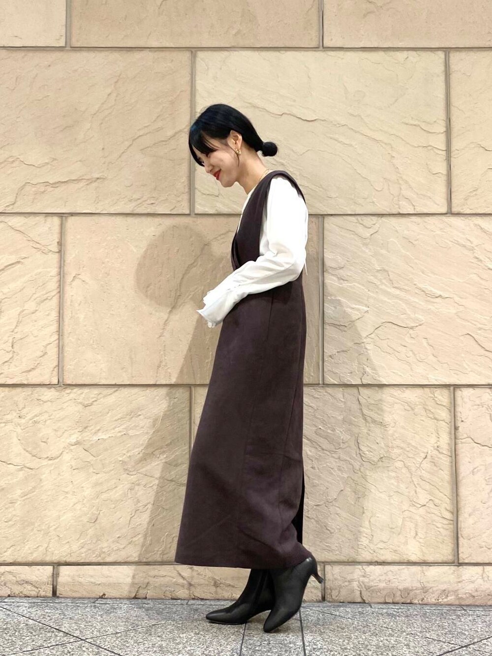 ホワイト系のシャツ/ブラウス、ブラック系のブーツ、レッド系のワンピースを着用したレディースの秋コーディネートの2枚目の写真